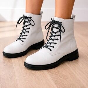 Bare traps White Textured Faux Leather Combat Boots Side Zip Lace Up Women SZ 10